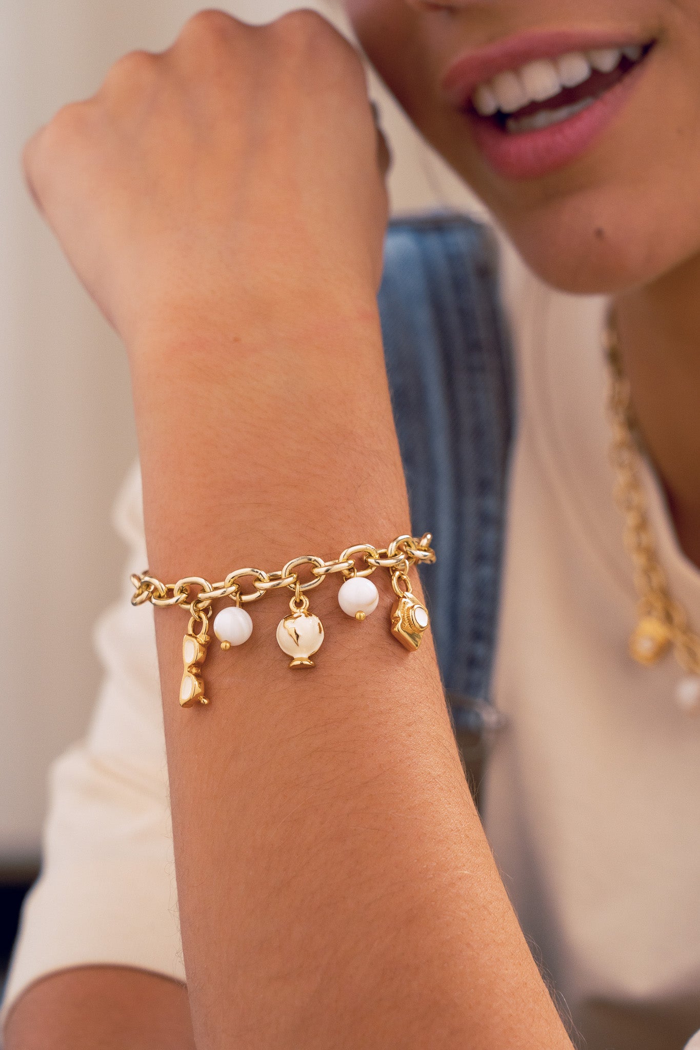 Pulsera con dijes cámara, mundo y lentes